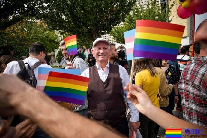 科索沃数千人庆祝骄傲巡游 - 51虹马 科索沃数千人庆祝骄傲巡游 - 51虹马