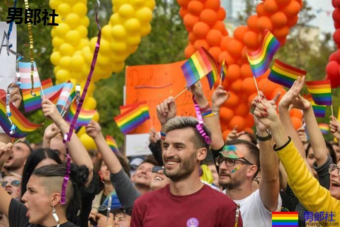 科索沃数千人庆祝骄傲巡游 - 51虹马 科索沃数千人庆祝骄傲巡游 - 51虹马