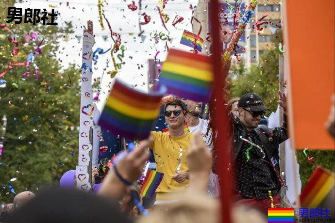 科索沃数千人庆祝骄傲巡游 - 51虹马 科索沃数千人庆祝骄傲巡游 - 51虹马