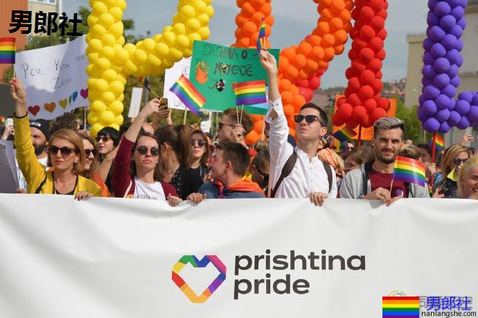 科索沃数千人庆祝骄傲巡游 - 51虹马 科索沃数千人庆祝骄傲巡游 - 51虹马