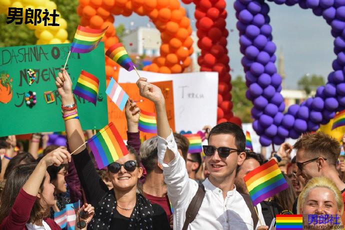 科索沃数千人庆祝骄傲巡游 - 51虹马 科索沃数千人庆祝骄傲巡游 - 51虹马