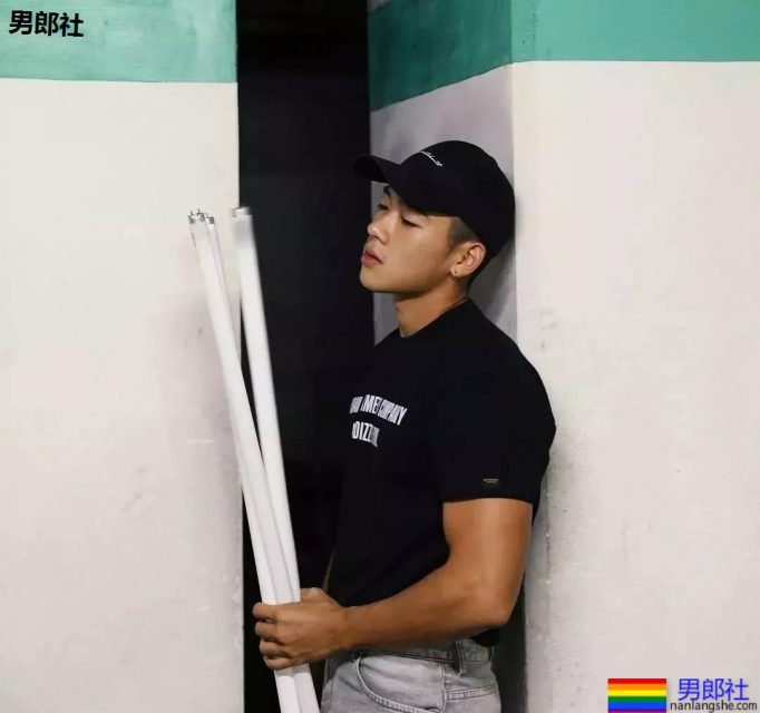 撩衣服秀肌肉的健身教练终于扒到了! - 51虹马 撩衣服秀肌肉的健身教练终于扒到了! - 51虹马