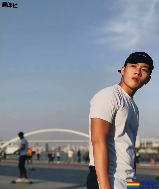 撩衣服秀肌肉的健身教练终于扒到了! - 51虹马 撩衣服秀肌肉的健身教练终于扒到了! - 51虹马