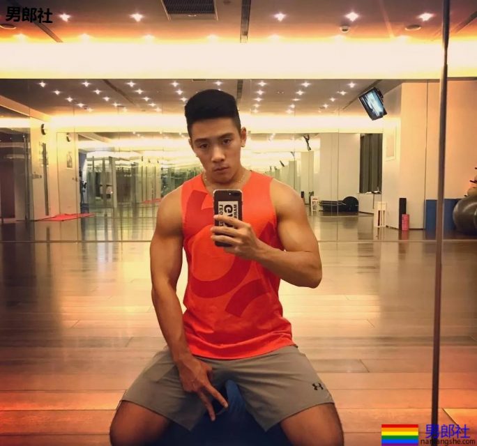 撩衣服秀肌肉的健身教练终于扒到了! - 51虹马 撩衣服秀肌肉的健身教练终于扒到了! - 51虹马