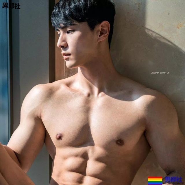 筋肉盛筵！长腿大鼻子男模刷爆票圈，荷尔蒙肌肉小哥让你挑花眼！ - 51虹马