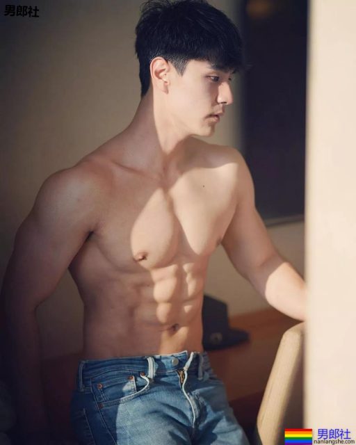 筋肉盛筵！长腿大鼻子男模刷爆票圈，荷尔蒙肌肉小哥让你挑花眼！ - 51虹马