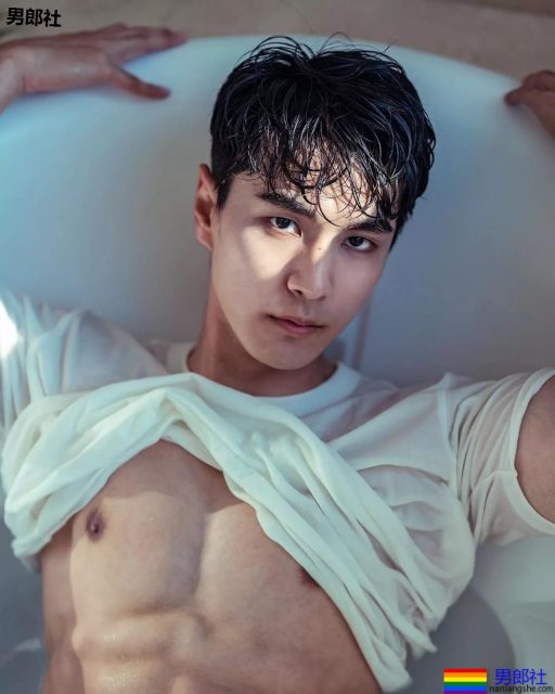 筋肉盛筵！长腿大鼻子男模刷爆票圈，荷尔蒙肌肉小哥让你挑花眼！ - 51虹马