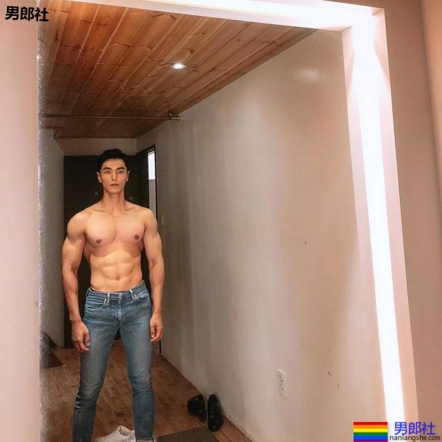 筋肉盛筵！长腿大鼻子男模刷爆票圈，荷尔蒙肌肉小哥让你挑花眼！ - 51虹马