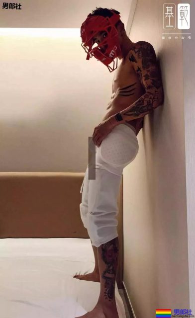 纹身 | 花臂大肌拍大片！浴室湿身包很大！ - 51虹马