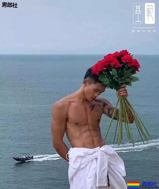 纹身 | 花臂大肌拍大片！浴室湿身包很大！ - 51虹马