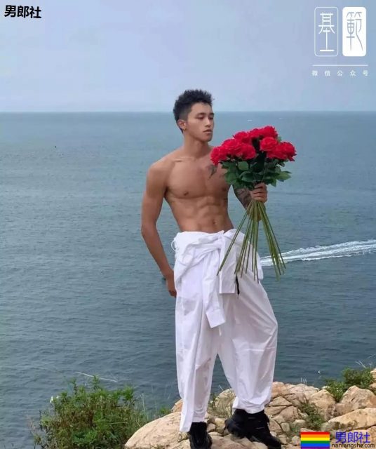 纹身 | 花臂大肌拍大片！浴室湿身包很大！ - 51虹马