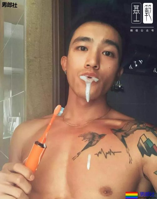 纹身 | 花臂大肌拍大片！浴室湿身包很大！ - 51虹马