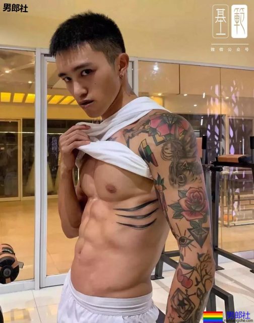 纹身 | 花臂大肌拍大片！浴室湿身包很大！ - 51虹马