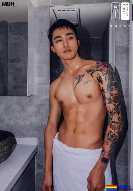 纹身 | 花臂大肌拍大片！浴室湿身包很大！ - 51虹马