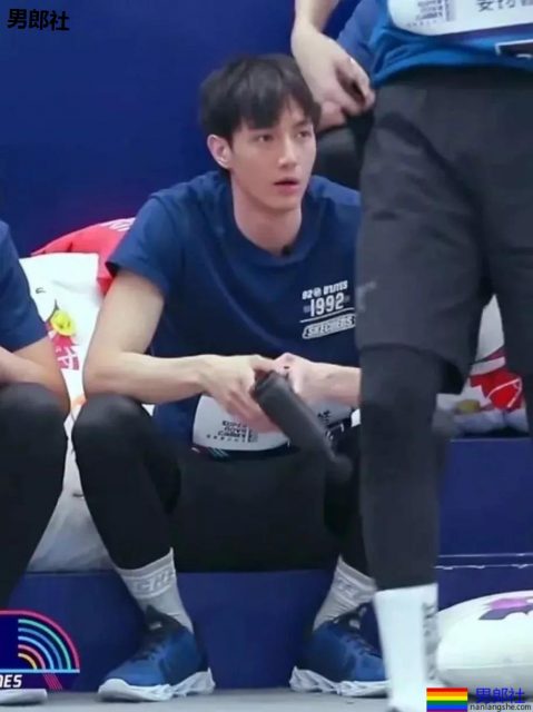 萧亚轩小男友黄皓发泳池照，难怪萧亚轩这么爱他 - 51虹马