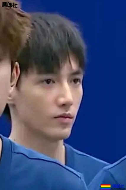 萧亚轩小男友黄皓发泳池照，难怪萧亚轩这么爱他 - 51虹马