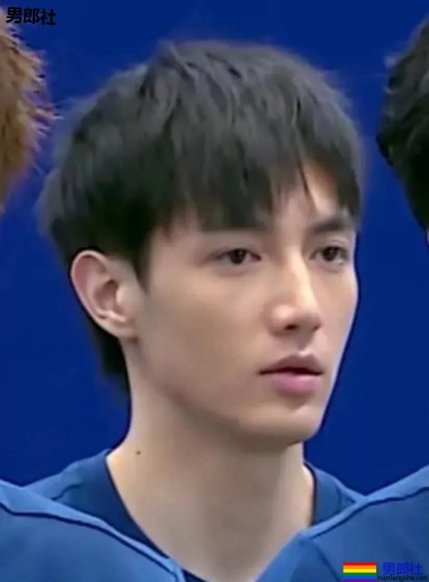 萧亚轩小男友黄皓发泳池照，难怪萧亚轩这么爱他 - 51虹马