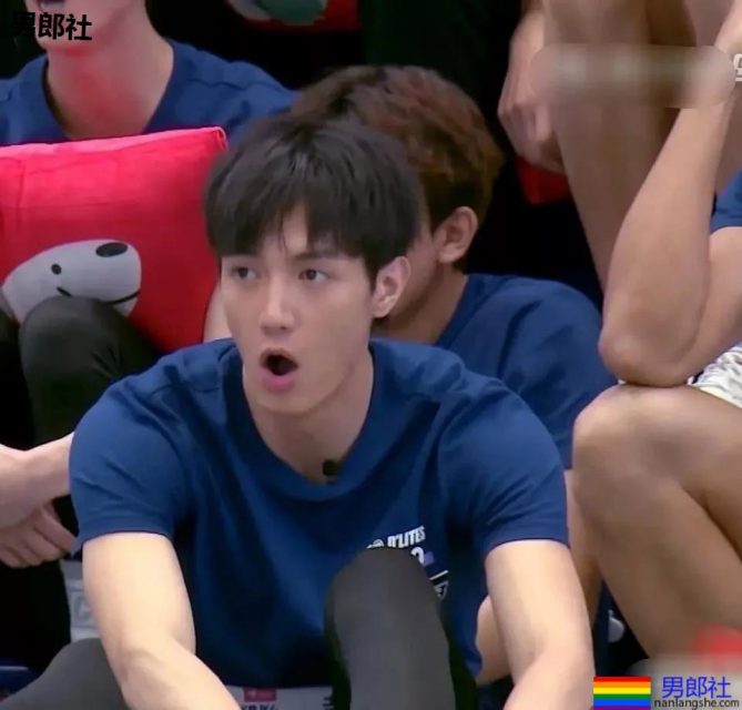 萧亚轩小男友黄皓发泳池照，难怪萧亚轩这么爱他 - 51虹马