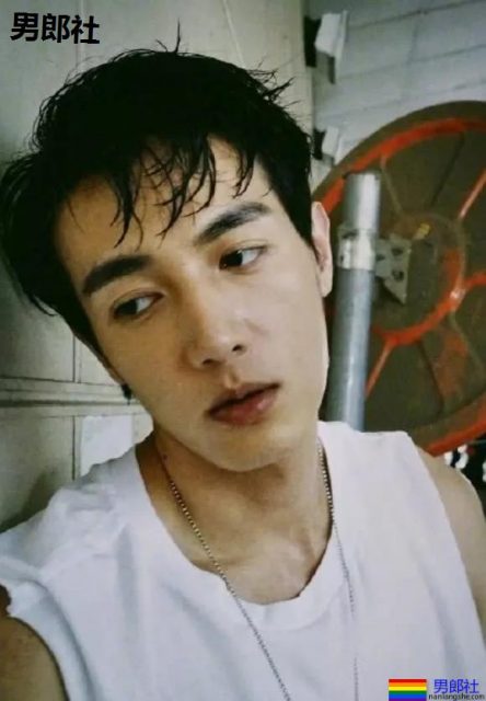 萧亚轩小男友黄皓发泳池照，难怪萧亚轩这么爱他 - 51虹马