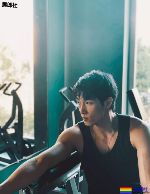 萧亚轩小男友黄皓发泳池照，难怪萧亚轩这么爱他 - 51虹马