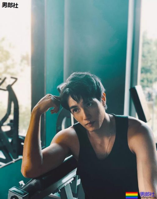 萧亚轩小男友黄皓发泳池照，难怪萧亚轩这么爱他 - 51虹马