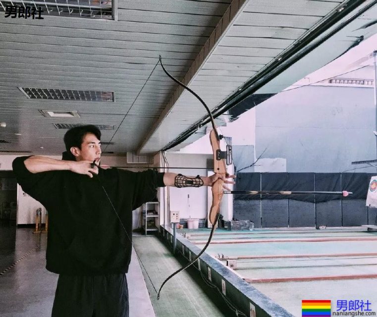 萧亚轩小男友黄皓发泳池照，难怪萧亚轩这么爱他 - 51虹马