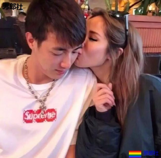 萧亚轩小男友黄皓发泳池照，难怪萧亚轩这么爱他 - 51虹马