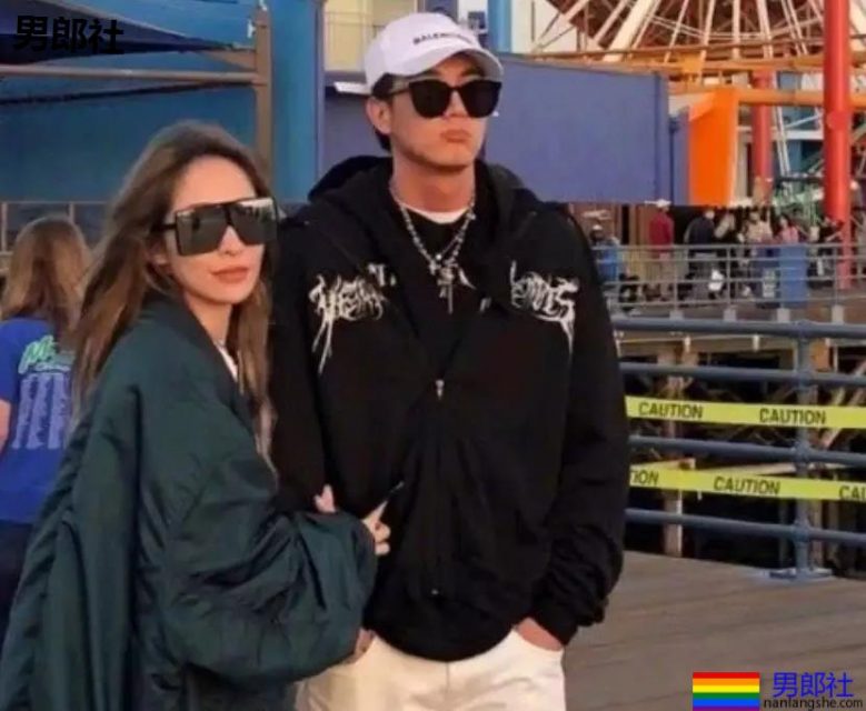 萧亚轩小男友黄皓发泳池照，难怪萧亚轩这么爱他 - 51虹马