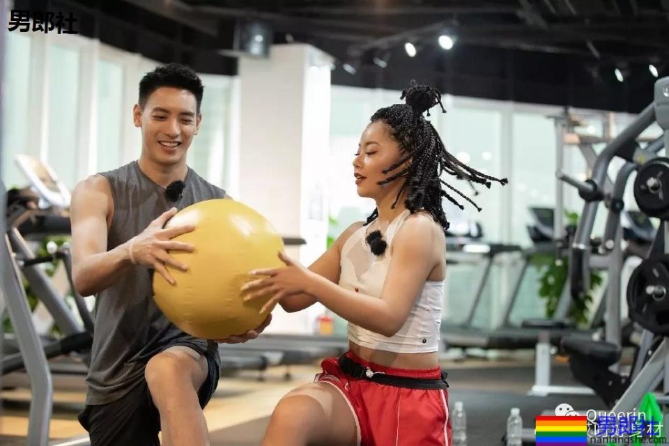 王菊的189健身教练火了,他的阳光放电肌未免也太好看了! - 51虹马 王菊的189健身教练火了,他的阳光放电肌未免也太好看了! - 51虹马