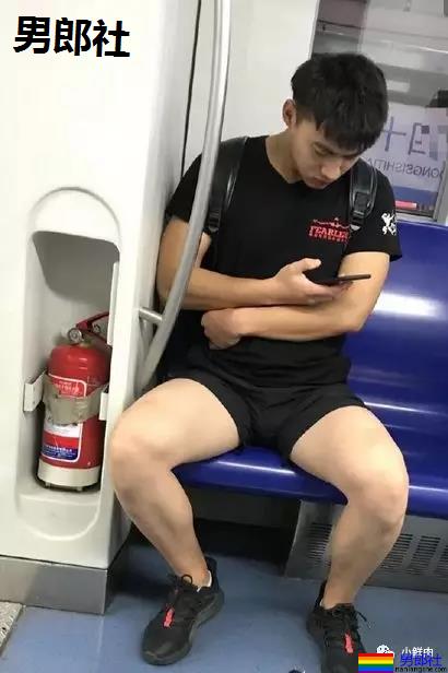 街头巷尾的野生小哥哥，这颜值这身材丝毫不输刘昊然李现？！-51虹马