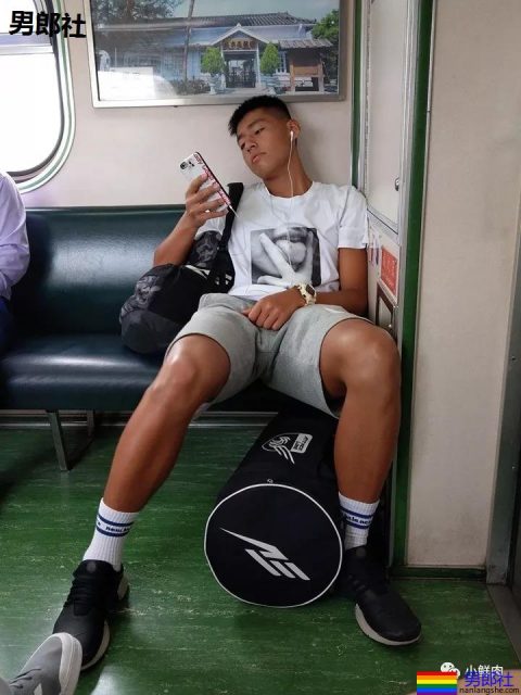 街头巷尾的野生小哥哥，这颜值这身材丝毫不输刘昊然李现？！ - 51虹马