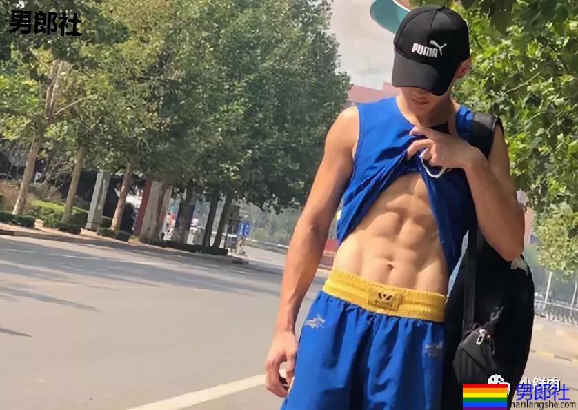 街头巷尾的野生小哥哥，这颜值这身材丝毫不输刘昊然李现？！ - 51虹马