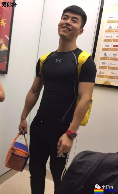 街头巷尾的野生小哥哥，这颜值这身材丝毫不输刘昊然李现？！ - 51虹马