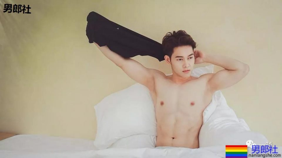 鲜肉主播玩公仔运动？！画面污得没Sei了…… - 51虹马