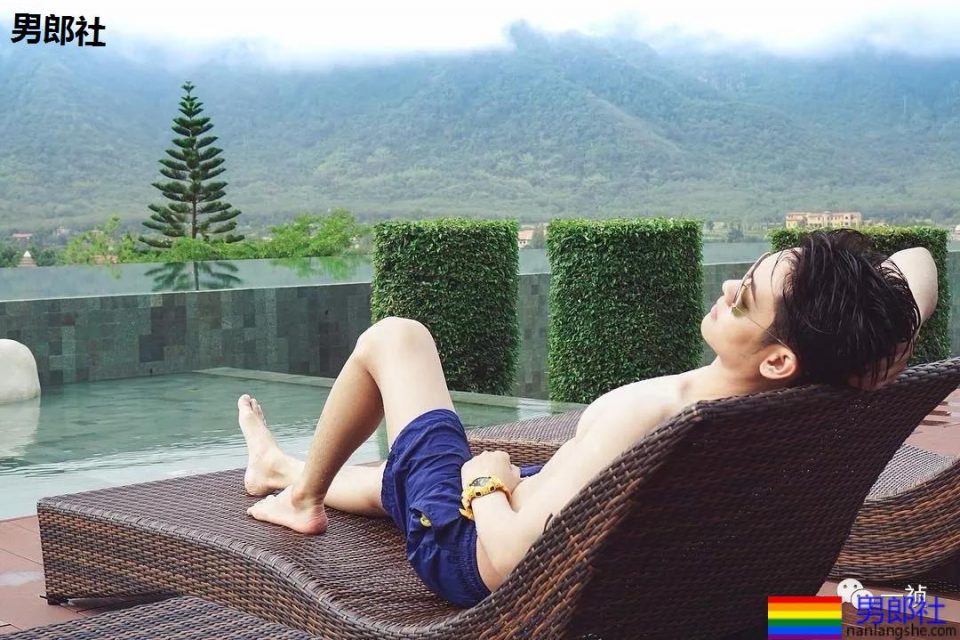 鲜肉主播玩公仔运动？！画面污得没Sei了…… - 51虹马