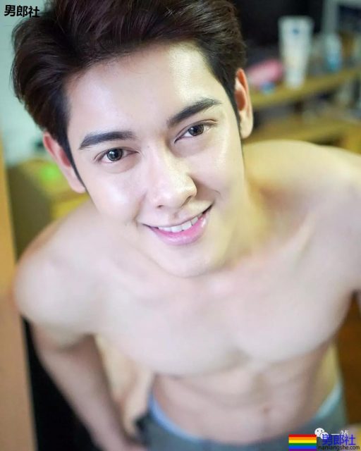 鲜肉主播玩公仔运动？！画面污得没Sei了…… - 51虹马