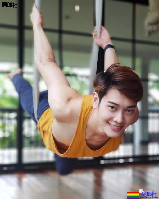 鲜肉主播玩公仔运动？！画面污得没Sei了…… - 51虹马