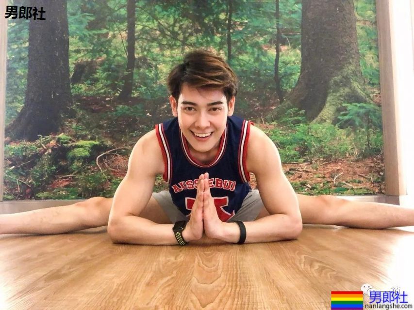 鲜肉主播玩公仔运动？！画面污得没Sei了…… - 51虹马