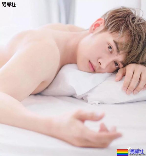 鲜肉主播玩公仔运动？！画面污得没Sei了…… - 51虹马