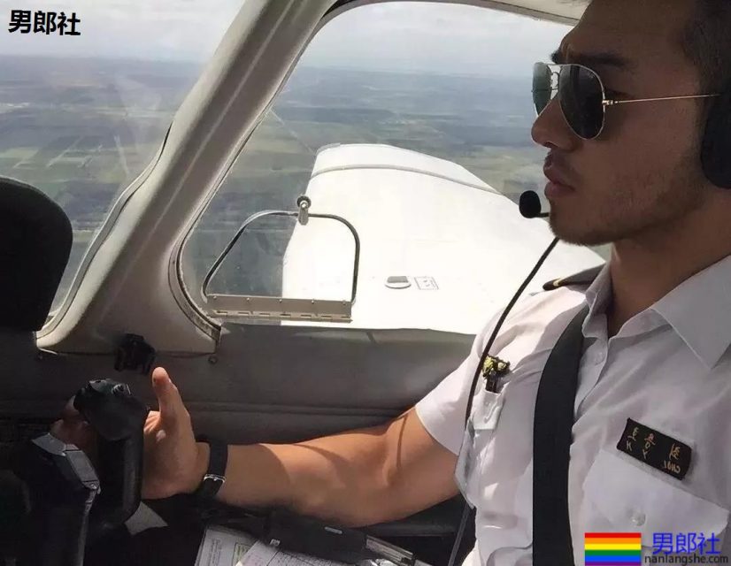 史上最帅186正装肌肉民航飞行员，下海腹肌照，我非常可以！ - 51虹马
