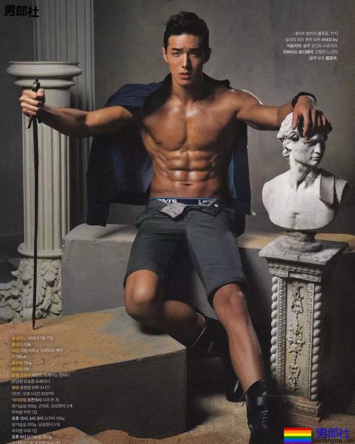 史上最帅186正装肌肉民航飞行员，下海腹肌照，我非常可以！ - 51虹马