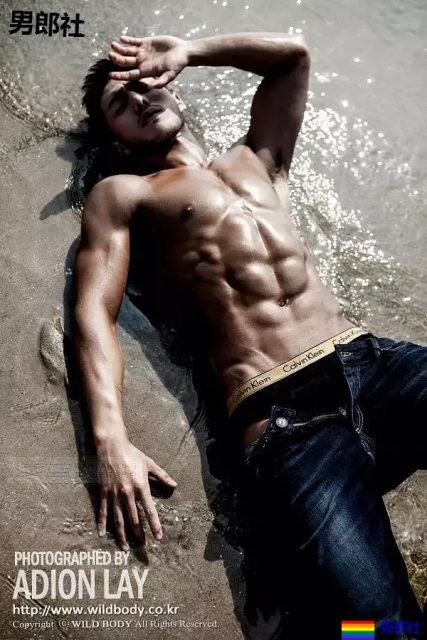 史上最帅186正装肌肉民航飞行员，下海腹肌照，我非常可以！ - 51虹马