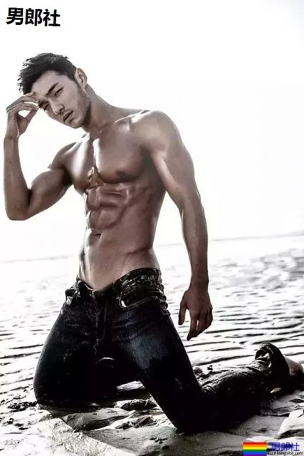 史上最帅186正装肌肉民航飞行员，下海腹肌照，我非常可以！ - 51虹马