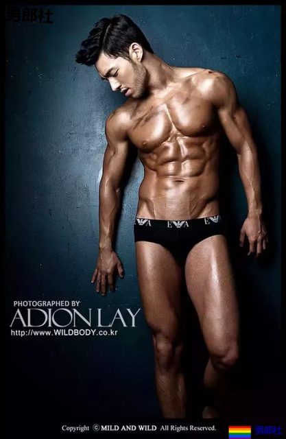 史上最帅186正装肌肉民航飞行员，下海腹肌照，我非常可以！ - 51虹马