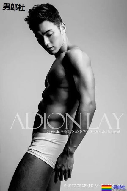 史上最帅186正装肌肉民航飞行员，下海腹肌照，我非常可以！ - 51虹马