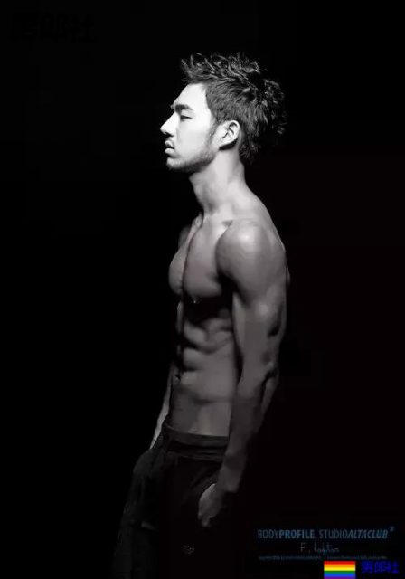 史上最帅186正装肌肉民航飞行员，下海腹肌照，我非常可以！ - 51虹马