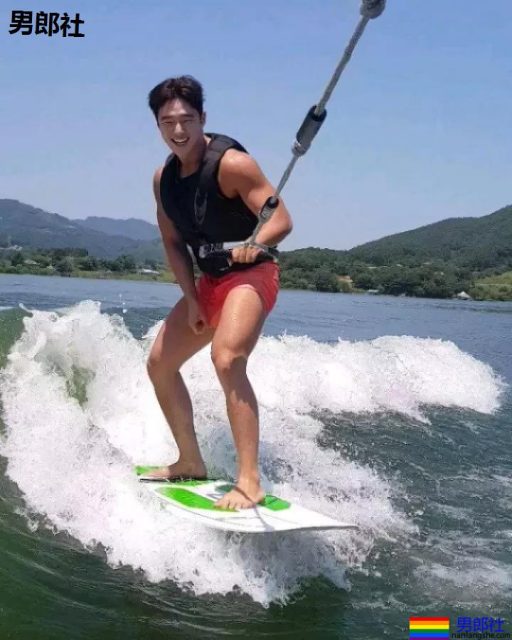 史上最帅186正装肌肉民航飞行员，下海腹肌照，我非常可以！ - 51虹马