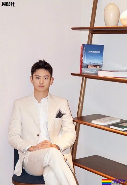 宁泽涛超短紧身内裤出镜遭质疑，大包尺寸一览无遗。-51虹马