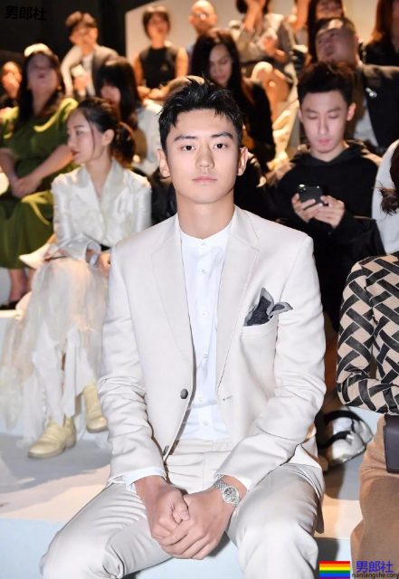 宁泽涛超短紧身内裤出镜遭质疑,大包尺寸一览无遗。 - 51虹马 宁泽涛超短紧身内裤出镜遭质疑,大包尺寸一览无遗。 - 51虹马