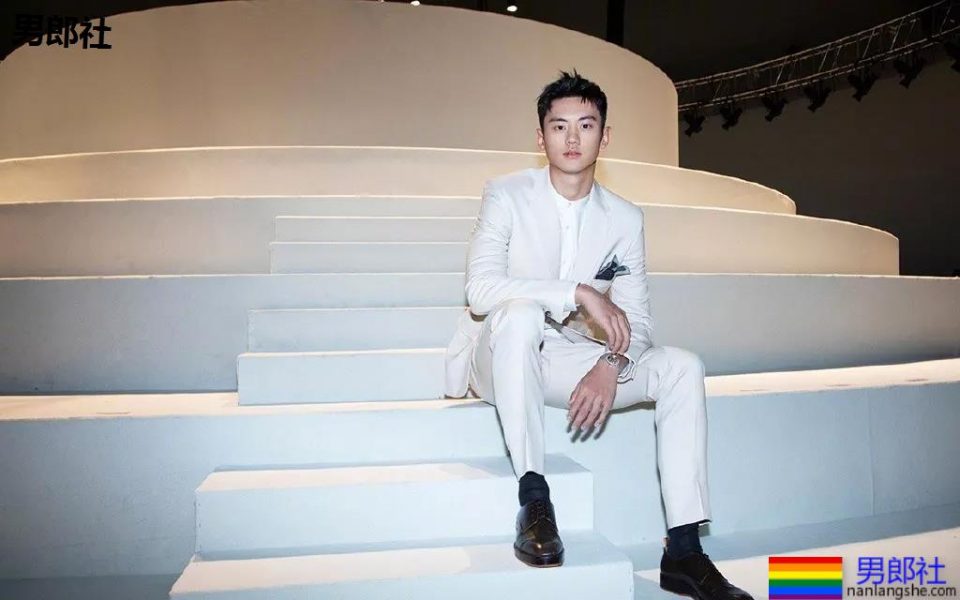 宁泽涛超短紧身内裤出镜遭质疑,大包尺寸一览无遗。 - 51虹马 宁泽涛超短紧身内裤出镜遭质疑,大包尺寸一览无遗。 - 51虹马